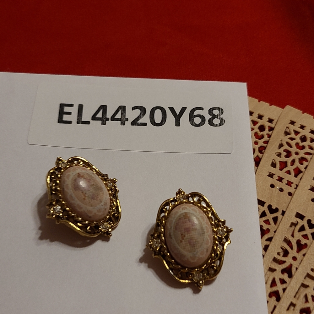 Elegant Gold and Cream Earrings Faded From Age Clip On Earrings Very Old - Picture 6 of 6